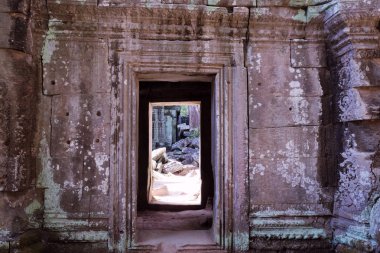 Eski bir taş binanın kapısı. Duvarda bir geçit.