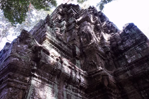 Fragmento Una Antigua Torre Piedra Decorado Con Tallas Artísticas Bajorrelieves —  Fotos de Stock