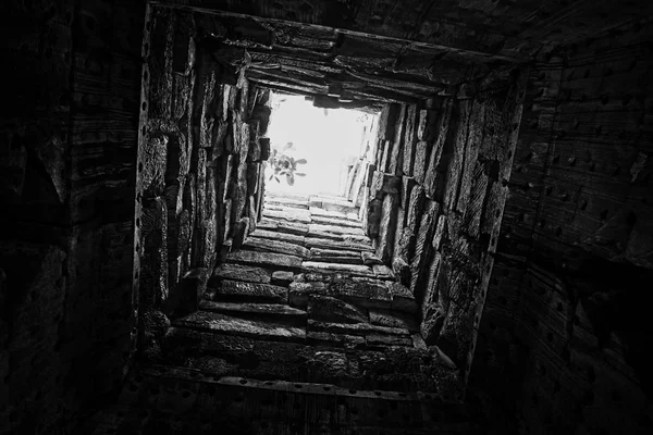 深い井戸 その壁は石で裏打ちされています 下のビュー トンネルの終わりに光 道路の端の光 — ストック写真