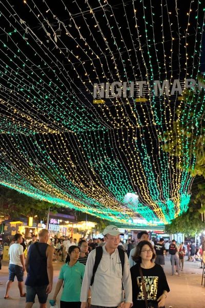 柬埔寨 2018年12月9 18日 人们沿着一条被灯光照亮的旅游街行走 — 图库照片