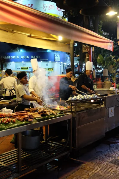 Siem Reap Camboja Dezembro 2018 Restaurante Cozinha Rua Cozinheiros Preparar — Fotografia de Stock