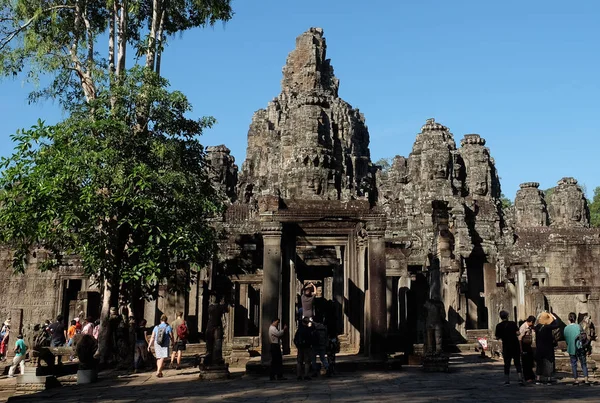 Siem Reap Камбоджа Декабря 2018 Года Туристы Прогуливаются Фотографируют Возле — стоковое фото