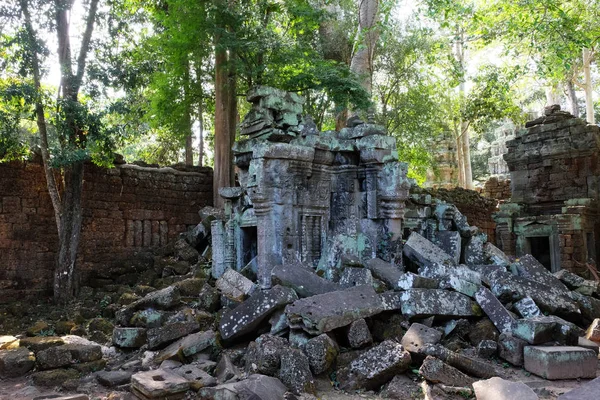 崩壊した古代の建物の石のブロック 森の中に放棄されたクメールの建物 古代文明の遺跡 — ストック写真