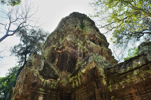 Fragment Eines Alten Steinturms Verziert Mit Kunstvollen Schnitzereien Flachreliefs Den — Stockfoto