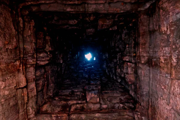 Profundo Pozo Cuyas Paredes Están Forradas Piedra Vista Abajo Luz —  Fotos de Stock