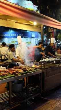 Siem Reap, Kamboçya, 09.09.2018 sokak mutfak restoranı, aşçılar dışında yemek hazırlamak