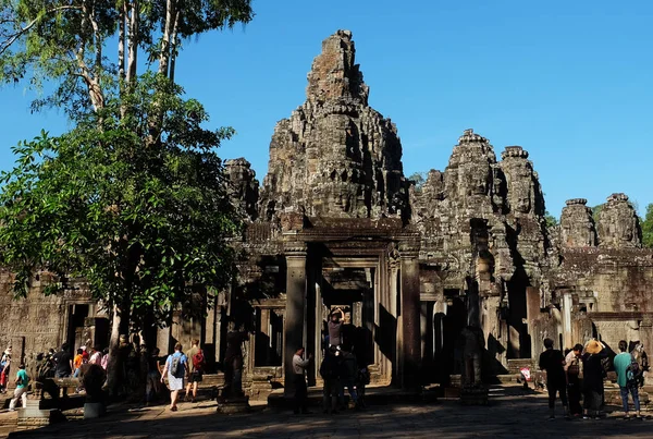 Siem Reap Камбоджа Декабря 2018 Года Туристы Прогуливаются Фотографируют Возле — стоковое фото