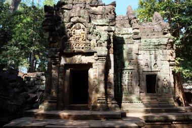 Harap taş ev bas-kabartmalar ile dekore edilmiştir. Eski evin kapısı. Taş oyma sanatı.