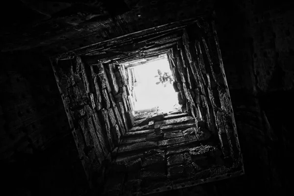 深い井戸 その壁は石で裏打ちされています 下のビュー トンネルの終わりに光 道路の端の光 — ストック写真