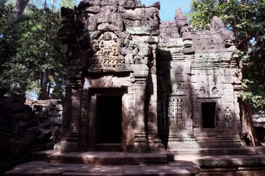 Harap taş ev bas-kabartmalar ile dekore edilmiştir. Eski evin kapısı. Taş oyma sanatı.