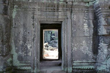 Eski bir taş binanın kapısı. Duvarda bir geçit.
