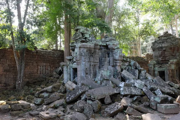 倒塌的古建筑的石块 森林中废弃的高棉建筑 古代文明的废墟 — 图库照片