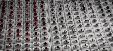 parlak ucuz kadın bijouterie, takı, parlak cam, arka plan