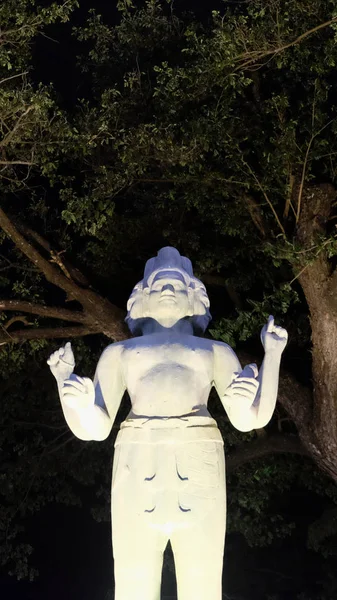 Скульптура Індуїстського Божества Чотирма Руками Кількома Обличчями — стокове фото