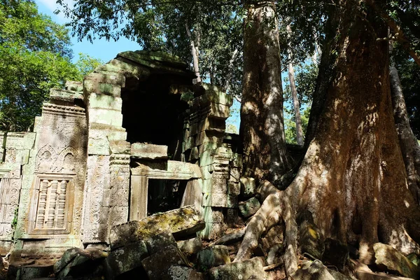 一座古石建筑 有倒塌的墙 高棉帝国的破旧建筑 森林中古老文明的废墟 — 图库照片
