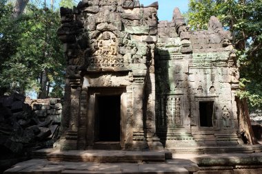 Harap taş ev bas-kabartmalar ile dekore edilmiştir. Eski evin kapısı. Taş oyma sanatı.