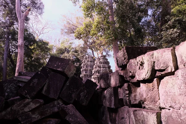 倒塌的古建筑的石块 森林中废弃的高棉建筑 古代文明的废墟 — 图库照片