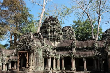 Kamboçya'daki Ta Prohm tapınak kompleksinin kalıntıları. Khmer İmparatorluğu'nun mimari mirası. Dünya mimarisinin başyapıtı.