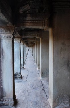 Sütunlu uzun bir koridor. Khmer İmparatorluğu'nun eski, terk edilmiş binası.
