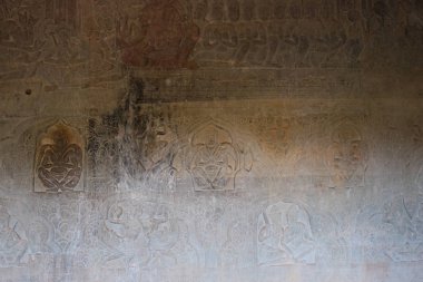Angkor tapınak kompleksinin duvarlarında antika süsler. Hindu tapınaklarının duvar sanatı. Ortaçağ bas-kabartma.