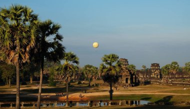 Angkor Wat görünümü. Güneydoğu Asya 'da antik tapınak kompleksi. Eski bir terk tapınak üzerinde gökyüzünde balon. Manzara.