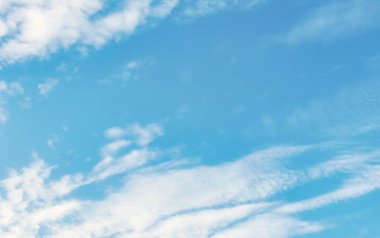 Gökyüzünde güzel cirrus bulutlar. Soyut doğa arka planı. Tonda.