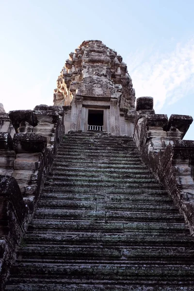 塔の入り口に通じる古代ヒンドゥー教寺院の階段 クメール帝国の寺院建築 — ストック写真