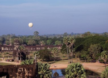 Angkor Wat görünümü. Güneydoğu Asya 'da antik tapınak kompleksi. Eski bir terk tapınak üzerinde gökyüzünde balon. Manzara.