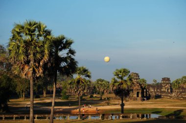 Angkor Wat görünümü. Güneydoğu Asya 'da antik tapınak kompleksi. Eski bir terk tapınak üzerinde gökyüzünde balon. Manzara.