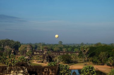 Angkor Wat görünümü. Güneydoğu Asya 'da antik tapınak kompleksi. Eski bir terk tapınak üzerinde gökyüzünde balon. Manzara.