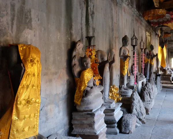 Статуи Будды Золотых Одеждах Стоят Вдоль Стен Древнего Храма Место — стоковое фото