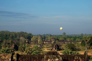 Angkor Wat görünümü. Güneydoğu Asya 'da antik tapınak kompleksi. Eski bir terk tapınak üzerinde gökyüzünde balon. Manzara.