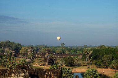 Angkor Wat görünümü. Güneydoğu Asya 'da antik tapınak kompleksi. Eski bir terk tapınak üzerinde gökyüzünde balon. Manzara.