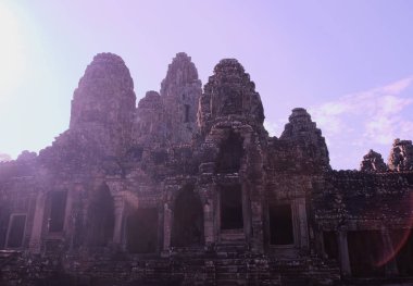 Kamboçya 'da Bayon 'un anıtsal antik Tapınağı. Indochina 'da Ortaçağ Tapınağı. Antik uygarlıkların mimari sanatı. Angkor Thom 'da Bayon Tapınağı. Yüz kuleleri.