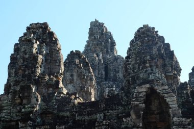 Kamboçya 'da Bayon 'un anıtsal antik Tapınağı. Indochina 'da Ortaçağ Tapınağı. Antik uygarlıkların mimari sanatı. Angkor Thom 'da Bayon Tapınağı. Yüz kuleleri.