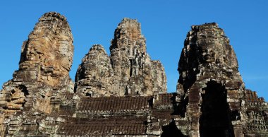 Kamboçya 'da Bayon 'un anıtsal antik Tapınağı. Indochina 'da Ortaçağ Tapınağı. Antik uygarlıkların mimari sanatı. Angkor Thom 'da Bayon Tapınağı. Yüz kuleleri.
