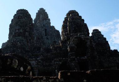 Kamboçya 'da Bayon 'un anıtsal antik Tapınağı. Indochina 'da Ortaçağ Tapınağı. Antik uygarlıkların mimari sanatı. Angkor Thom 'da Bayon Tapınağı. Yüz kuleleri.