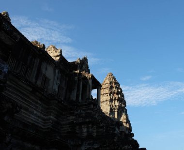 Kamboçya'da eski bir taş tapınağın parçası. Güneydoğu Asya'nın antik mimarisi. Terk edilmiş tapınak.
