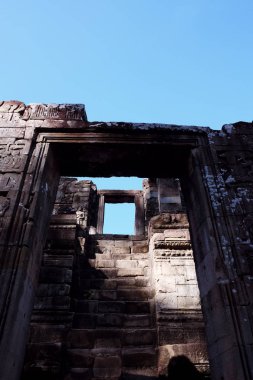 Başka bir kapı geçidini görebileceğin bir kapı. Cennete giden merdivenler. Antik kalıntılar.