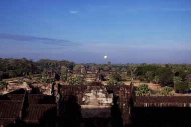 Angkor Wat görünümü. Güneydoğu Asya 'da antik tapınak kompleksi. Eski bir terk tapınak üzerinde gökyüzünde balon. Manzara.