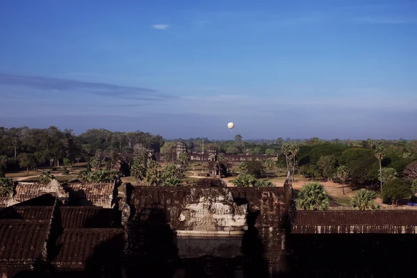 Angkor Wat görünümü. Güneydoğu Asya 'da antik tapınak kompleksi. Eski bir terk tapınak üzerinde gökyüzünde balon. Manzara.
