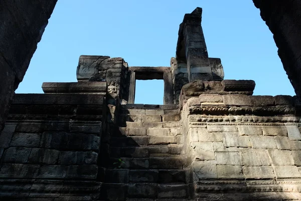 Eski Taş Merdiven Antik Khmer Harabeleri Berrak Mavi Gökyüzü — Stok fotoğraf