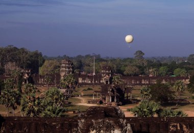 Angkor Wat görünümü. Güneydoğu Asya 'da antik tapınak kompleksi. Eski bir terk tapınak üzerinde gökyüzünde balon. Manzara.