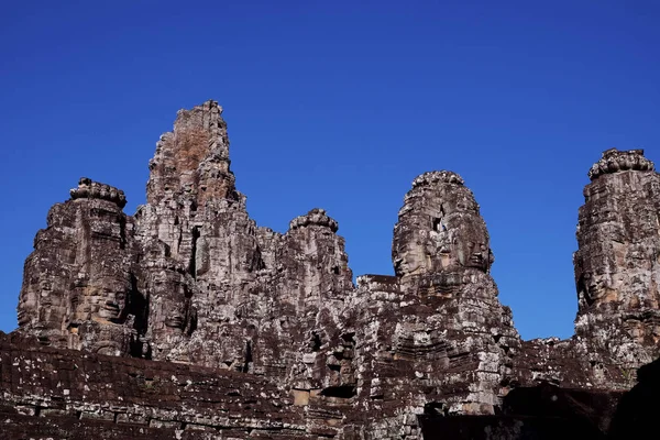 カンボジアのバイヨンの記念碑的な古代寺院 インドシナの中世の寺院 古代文明の建築芸術 アンコールトムのバイヨン寺院 フェイスタワー — ストック写真