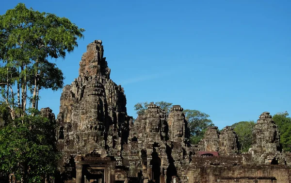 Величественные Башни Храма Байон Камбодже Высокие Тропические Деревья Красивый Пейзаж — стоковое фото