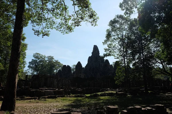 Zřícenina Starověkého Khmerského Chrámu Kambodži Stín Stromů Trávě — Stock fotografie