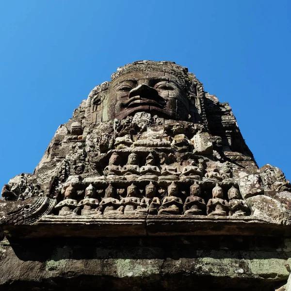 石のブロックで作られた巨大な人間の顔 カンボジアのバイヨン寺院の塔に巨大な人間の顔 古代文明の建築芸術 — ストック写真