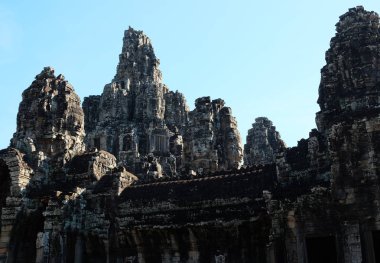 Kamboçya 'da Bayon 'un anıtsal antik Tapınağı. Indochina 'da Ortaçağ Tapınağı. Antik uygarlıkların mimari sanatı. Angkor Thom 'da Bayon Tapınağı. Yüz kuleleri.