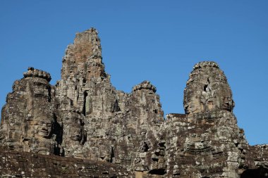 Kamboçya 'da Bayon 'un anıtsal antik Tapınağı. Indochina 'da Ortaçağ Tapınağı. Antik uygarlıkların mimari sanatı. Angkor Thom 'da Bayon Tapınağı. Yüz kuleleri.