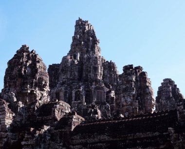 Kamboçya 'da Bayon 'un anıtsal antik Tapınağı. Indochina 'da Ortaçağ Tapınağı. Antik uygarlıkların mimari sanatı. Angkor Thom 'da Bayon Tapınağı. Yüz kuleleri.